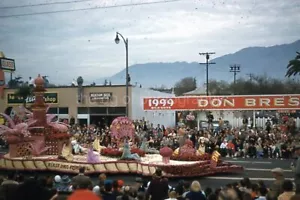 Foto DIAPOSITIVA encontrada ROSE PARADE DE COLECCIÓN 35mm Años 50 PASADENA T 312 LA 92 E - Imagen 1 de 1