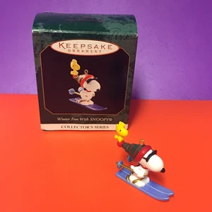 Hallmark Keepsake Diversión de Invierno con Adorno Miniatura Snoopy 2do en Serie 1999 - Imagen 1 de 6