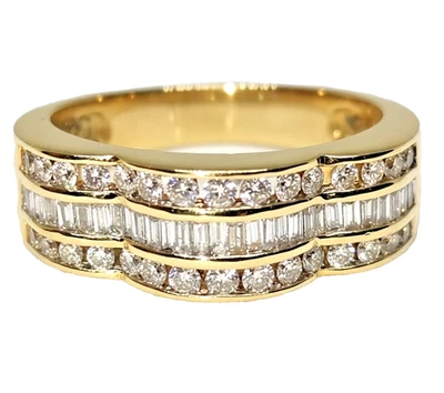 18Ct Yellow Gold 1.00Ct 3 Row Round and Baguette Diamond Ring Size M Heavy 5.7g - Image 1 of 4