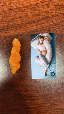 Cheeto en forma de mujer embarazada durmiendo Foto 1 de 4