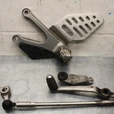 Yamaha YZF R6 2007 estriba trasera izquierda con palanca de cambios 2C0-18115-00-00 BB590 Foto 1 de 4