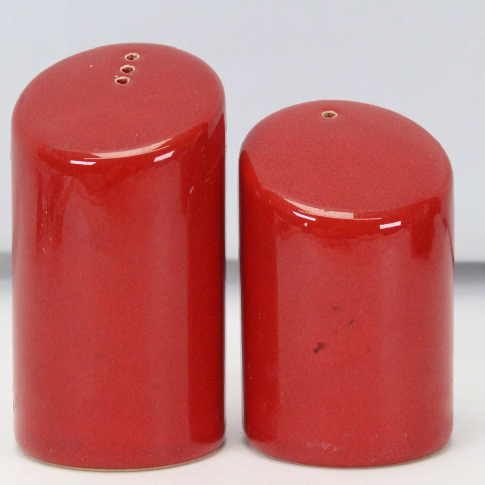 Juego de saleros y pimenteros rojos sólidos Waechtersbach 3 orificios 3,75" H y 1 orificio 3,2" H Foto 1 de 3