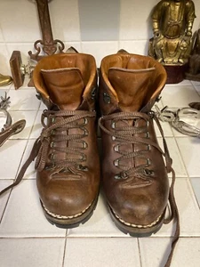 J & M CLASSIC VINTAGE BROWN MOUNTAINEER LACE UP HIKING ADVENTURE TRAIL BOOTS 9.5 - Picture 1 of 15