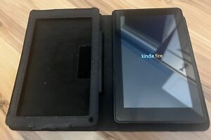 Amazon Kindle Fire 1st Generation Tablet, 8GB, 7", Wi-Fi, D01400 W/Case Bundle