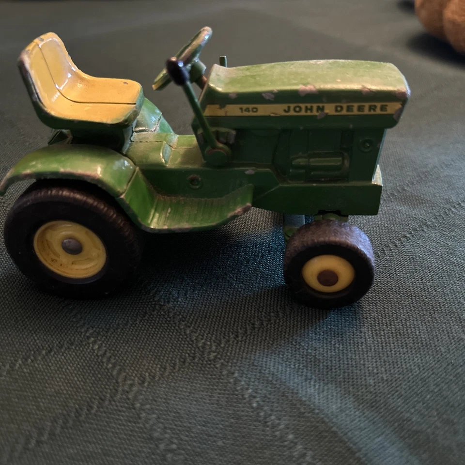 Tractor de césped John Deere 140 de colección, #515 finales de 1960, principios de 1970 Ertl 1:16  Foto 1 de 1