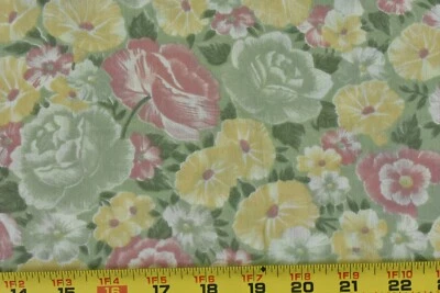 Por 1/2 yarda, rosa polvoriento amarillo y verde floral sobre edredón de algodón verde polvoriento, P5108 Foto 1 de 4