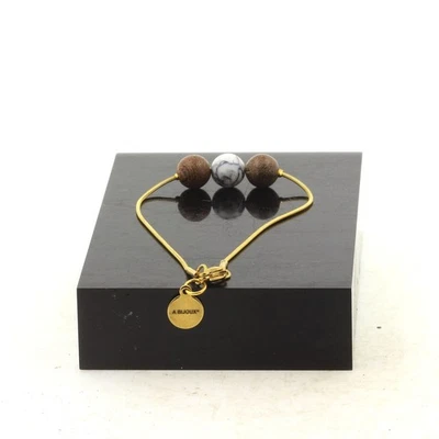 Pulseira de aço inoxidável dourada 1 pérola Howlite + madeira 8 mm. Feito em Fran - Imagem 1 de 2