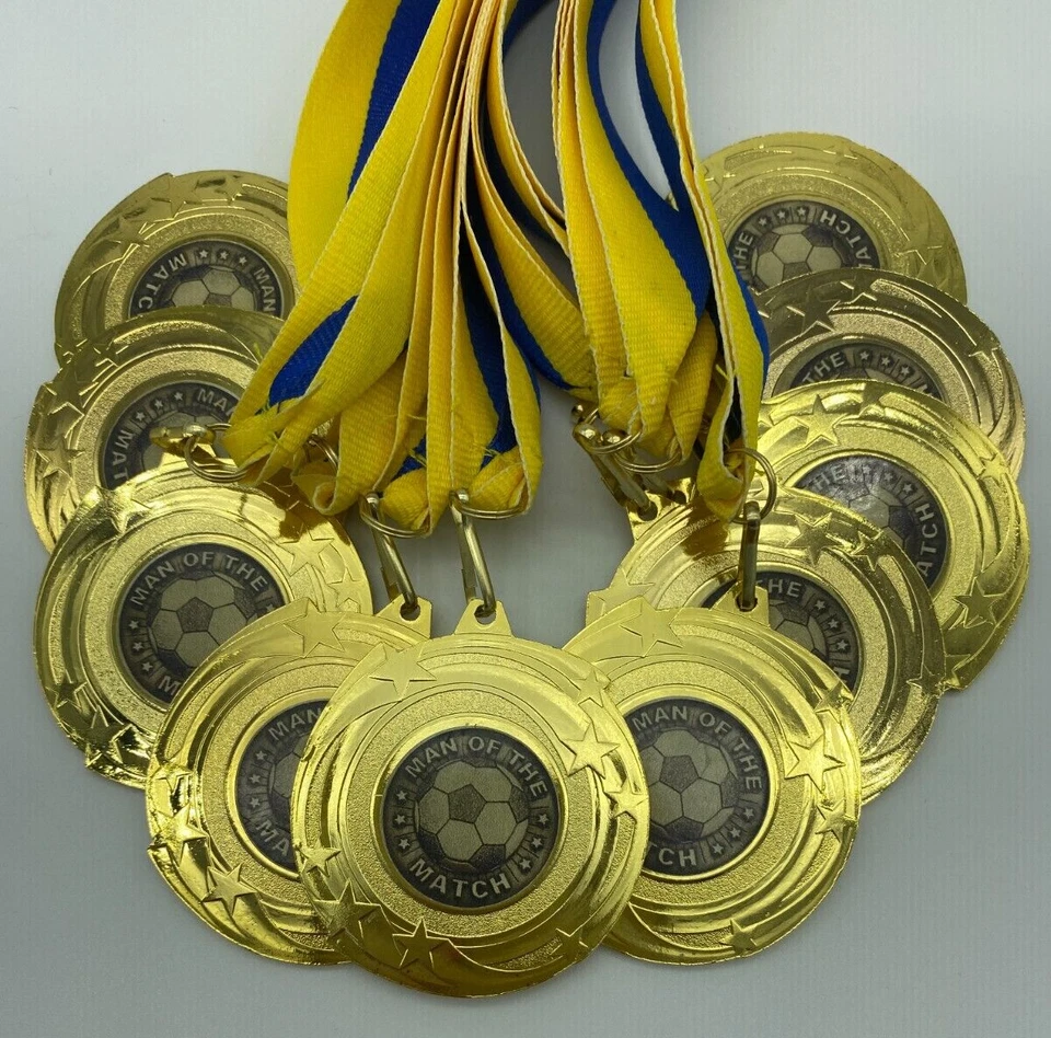 SPA TROPHIES 10 x Mann des Spiels Medaillen mit gelben & blauen Bändern, goldene Fußballmedaille