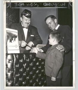 WWII PARATROOPER Wayne Hall & Son THE LONGEST DAY" War Film 1962 Press Photo - Picture 1 of 2