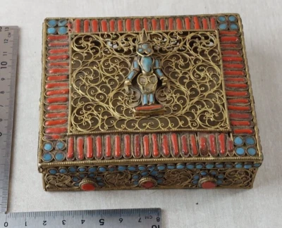 Ancienne boîte tibétaine, décor filigrane, corail et turquoise, fin XIXème - Photo 1/4