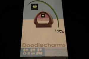 Cartucho Doodlecharms Cricut incluye caja, superposición, folleto ENLAZADO - Imagen 1 de 1