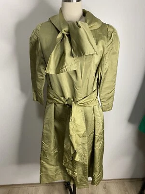 Casaco de ópera vintage 1950 tamanho S verde oliva cetim comprimento médio cintura e colarinho gravata - Imagem 1 de 4