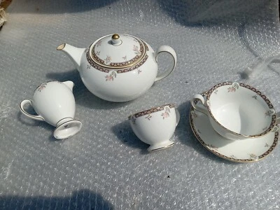 Novo Wedgwood "ISIS" ~ Inglaterra ~ Porcelana de ossos ~ 7 peças bule de chá, creme prato C/S - Imagem 1 de 4