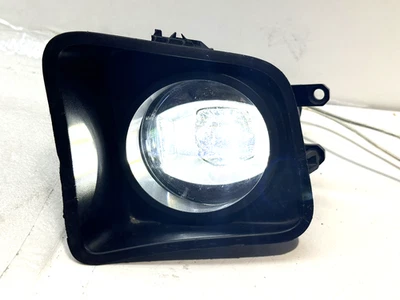 Faro antiniebla LED pasajero derecho Toyota Tundra 2015-2022 OEM 81210-YQ010 Foto 1 de 4