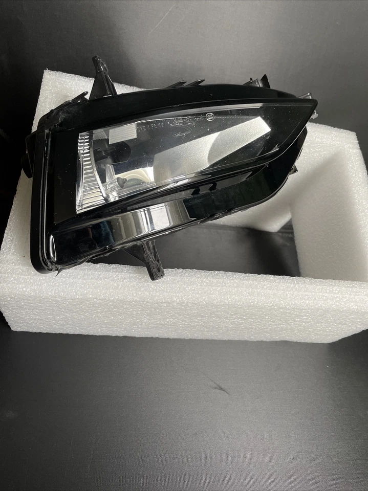 2019 2020 VOLKSWAGEN JETTA ПРАВОСТОРОННИЙ ГАЛОГЕННЫЙ ПРОТИВОТУМАННЫЙ ФОНАРЬ ОТ ОРИГИНАЛЬНОГО ПРОИЗВОДИТЕЛЯ Б/У - Изображение 1 из 4