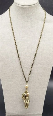 Collar Sadie Verde 30" Tono Bronce con Perlas Colgantes, Cierre Langosta Foto 1 de 4