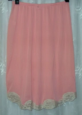 NUEVO VINTAGE PEQUEÑO SEARS ROSA SEDOSO NYLON ENCAJE DOBLADILLO 20" LARGO MEDIO DESLIZAMIENTO Foto 1 de 3