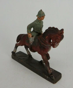 Leyla Soldat zu Pferd um/ab 1930 (88392) - Bild 1 von 9