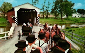 Postcard Amish men and women horse drawn wagons covered bridge Pennsylvania - Picture 1 of 2