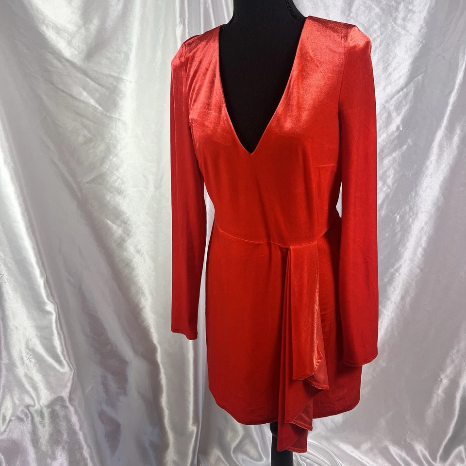 Vestido ceñido al cuerpo Bar III de terciopelo rojo con cuello en V - romántico y favorecedor, talla mediana Foto 1 de 4