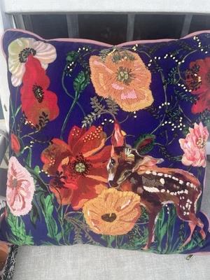 Almohada de terciopelo bordada Anthropologie Nathalie Lete ciervo Foto 1 de 4