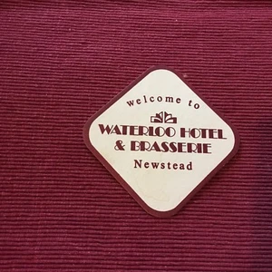 Collectable drink coaster "WATERLOO HOTEL & BRASSERIE NEWSTEAD" Good condition - Foto 1 di 4