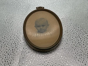 ANTICA CORNICE DA APPENDERE IN METALLO DORATO FORMA OVALE-RETRO IN METALLO-ANTICA FOTO BAMBINO - Foto 1 di 4