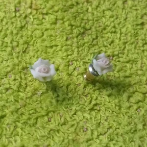 Kleine Rose Stummel Ohrringe - Bild 1 von 5
