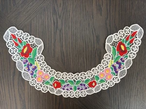 Vintage Spitzenapplikation bestickt Kragen Blumen Handarbeit Deckchen Halbrund - Bild 1 von 15