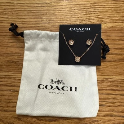 Juego Coach, Pendientes y Collar Acabado Oro Rosa Nuevo con Etiquetas con Bolsa Joyería Coach  Foto 1 de 4