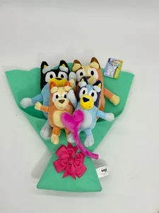 Bluey Plüschstrauß mit 4 Plüschtieren & Herzdetail Valentinstag Geschenk Geburtstag - Bild 1 von 10