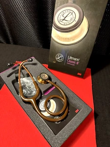 "Estetoscopio Littmann Classic III 27"" - Tubo marrón acabado latón doble cabezal" - Imagen 1 de 7