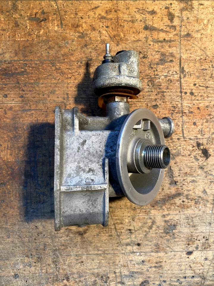 Б/у держатель основания масляного фильтра Mercedes Benz W124 260E + датчик 6740331590 - Изображение 1 из 4