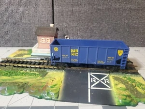HO Scale "Delaware & Hudson" D&H 5812 2-bay "Glass Car" Open Hopper - Picture 1 of 9