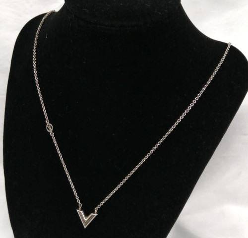 LOUIS VUITTON（LV） Autentica collana ciondolo Louis Vuitton Essential V tono argento M63197 usata