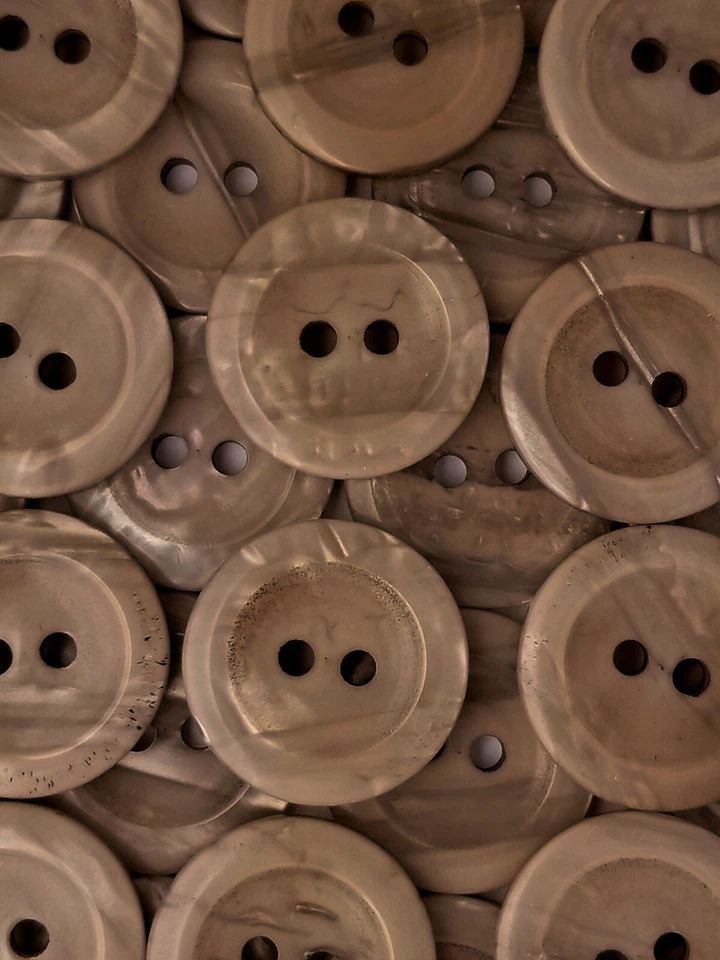 SIZE 30L - 3/4", VARIEGATED BUTTON, COFFEE & CREAM, 1 GROSS, SHINY FINISH - Image 1 of 1