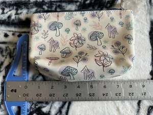 Makeup Bag Plants - Picture 1 of 4