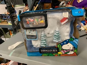 A Charlie Brown Peanuts Christmas Toboggan Run Music & Motion 2008 w/Box - Picture 1 of 12