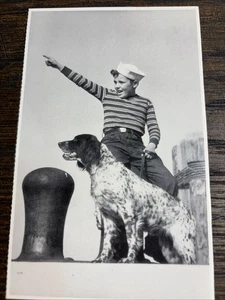 KUNST FOTO POSTKARTE H. ARMSTRONG ROBERT’S BOY SAILOR DOG VINTAGE 1950’s VINTAGE - Bild 1 von 3