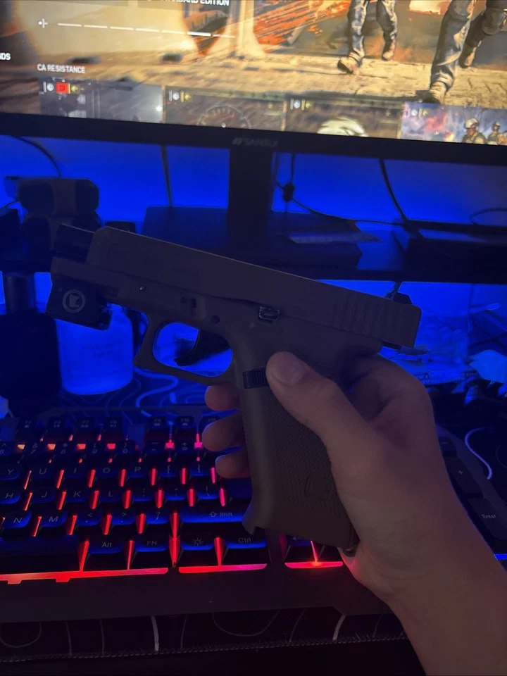 Pistola de Airsoft La única cosa que no funciona cargador solo gotea un poco Foto 1 de 4