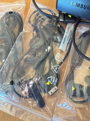 Lote de telefone Samsung adaptador microSD desconhecido 2 cada microfone e fones de ouvido - Imagem 1 de 4