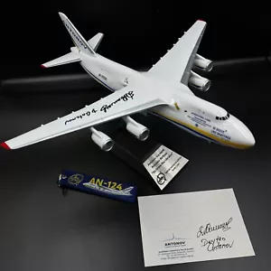 Modello Antonov An-124 "BE BRAVE LIKE OKHTYRKA" con autografo originale D.Antonov - Foto 1 di 24