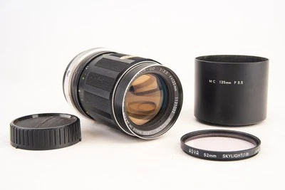 Teleobjetivo Minolta MD Mount MC Tele Rokkor-QD 135 mm f/3,5 con tapa y capucha V28 Foto 1 de 4