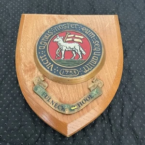 Vintage FULNECK SCHOOL ~ Yorkshire ~Coat Of Arms Plaque/shield ~ Hand Painted - Foto 1 di 8