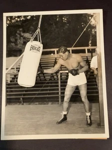 Foto de boxeo tipo 1 1936 Joe Louis futuro campeón entrenamiento para Schmeling - Imagen 1 de 2