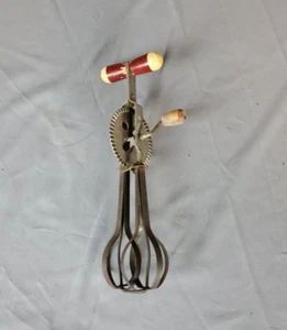 Vintage Egg Beater A & J Ekco HIGHSPEED SUPER CENTER DRIVE /Red & White Handle - Picture 1 of 7