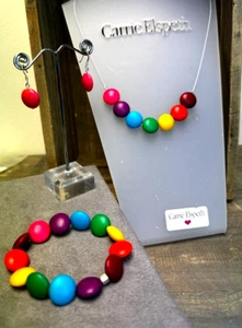 Carrie Elspeth Set Halskette, rosa Ohrringe, dehnbares Armband wie Smarties - Bild 1 von 6