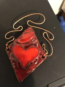 Handgefertigter Keramik Anhänger - rotes Herz Boho Charm mit Kupferdraht & Tribal Motiv - Bild 1 von 5