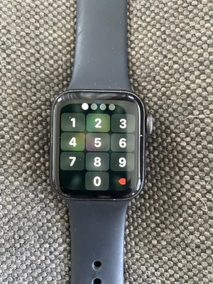 Apple Watch SE 40mm Space Grau Aluminiumgehäuse mit Schwarz Sportarmband GPS - Bild 1 von 4