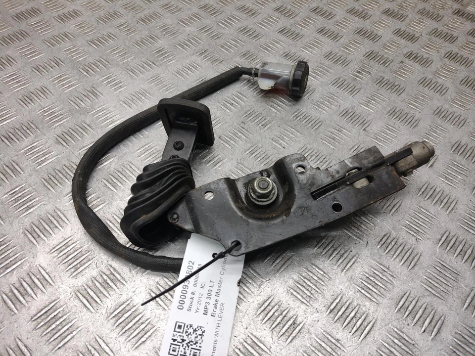 Piaggio MP3 300 LT 2012 MP3 300 Yourban LT ERL freno cilindro maestro Foto 1 de 4